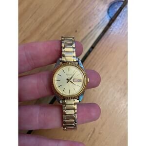 Vintage Pulsar Women's Stretchy Band Watch. Gold Tone. Stainless back. USA.